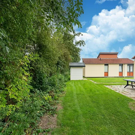 ホテル In Zevenhuizen With Roofed Swim Pool