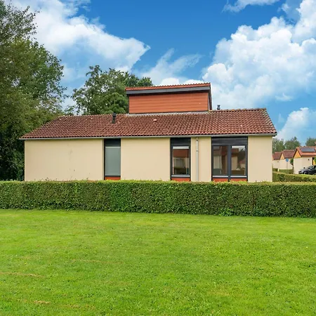 In Zevenhuizen With Roofed Swim Pool ホテル